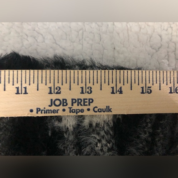 Woman’s Cropped Black and White Plaid So Sweater - Picture 2 of 7